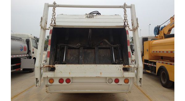 东风多利卡压缩式垃圾车