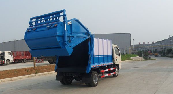 东风多利卡压缩式垃圾车