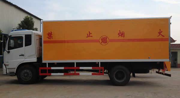 东风天锦爆破器材运输车