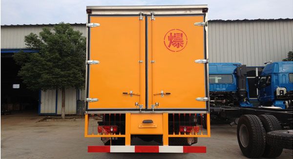 东风天锦爆破器材运输车