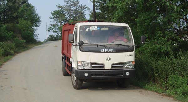 东风福瑞卡压缩式垃圾车