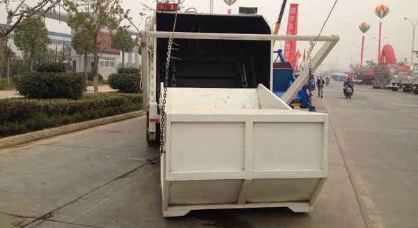 东风天锦压缩式垃圾车