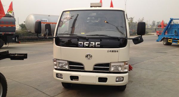 东风轻型扫路车