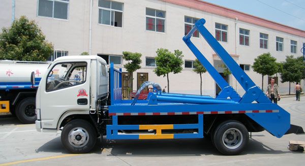 东风轻型摆臂式垃圾车