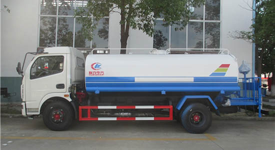 国五东风多利卡洒水车（9.2吨）