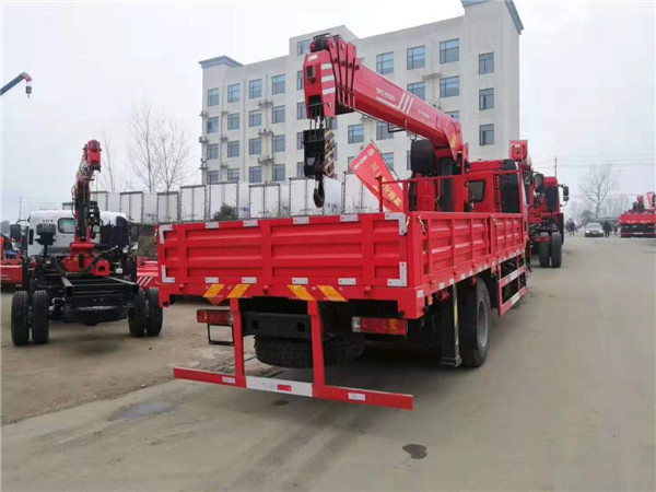 解放J6单桥三一10吨随车吊运输车