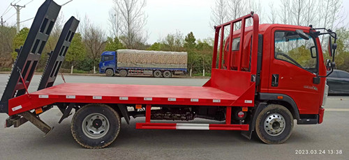 蓝牌重汽豪沃60挖机平板车