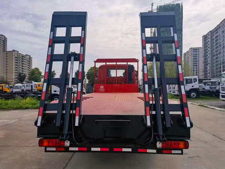 短轴距小三轴平板运输车