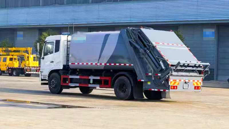 东风多利卡D9压缩式垃圾车