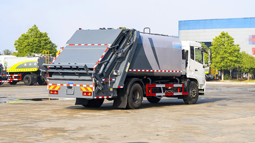 东风多利卡D9压缩式垃圾车