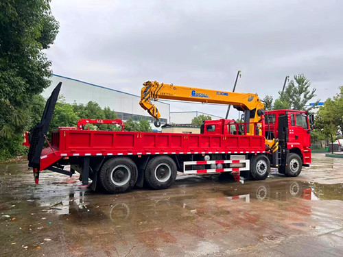 陕汽重卡徐工14吨随车吊运输车