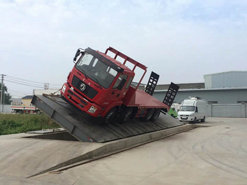 25吨东风平板运输车拉挖机