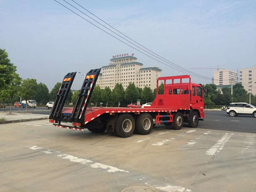 25吨东风平板运输车拉挖机