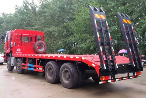 25吨东风平板运输车拉挖机