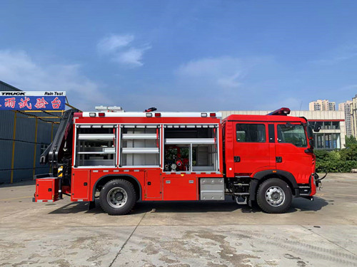 2方洒水救援消防车 重汽豪沃
