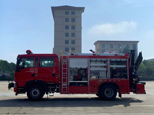 2方洒水救援消防车 重汽豪沃